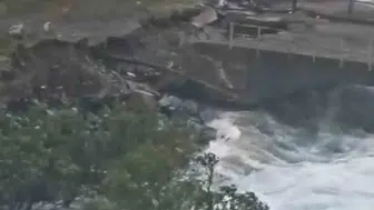 Karakaya Barajı'ndaki tahliye köprüyü ulaşıma kapattı