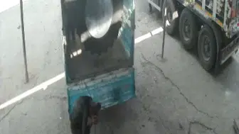 Siirt’te kamyon lastiği tamir sırasında bomba gibi patladı
