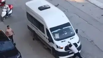 Elazığ trafiğinde sinir krizi Minibüse saldırdı