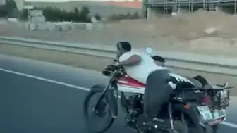 Elazığ trafiğinde motosiklet üzerinde akrobatik tehlike