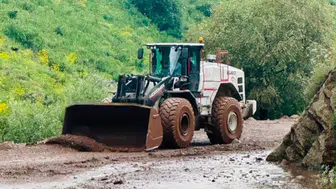 Yüksekova’da dağdan kopan kayalar yolu trafiğe kapattı