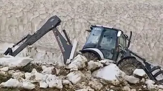 Yüksekova’da yayla yolları karların altından çıkarıldı