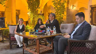 Özgür Özel Diyarbakır ziyaretini gençlerle tamamladı