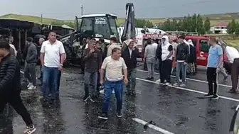 Ağrı'da feci kaza Tır otomobil ve motosikletin üzerine devrildi
