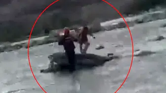 Siirtte yükselen sular arasında mahsur kalan çocuğu AFAD ekipleri kurtardı