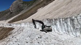 Batman Mereto Dağı'nda devasa kar kütleleri iş makineleriyle temizleniyor