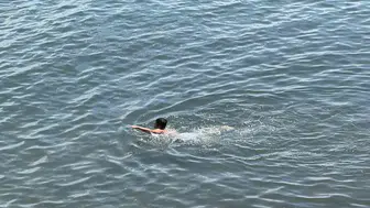 Ahlatlı çocuklar soğuk havaya rağmen Van Gölü’ne daldı