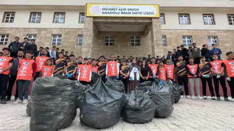 Yüksekova'da gençler el ele verdi şehri temizledi