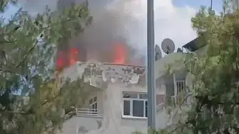 Bağlar'da beş katlı apartmanın çatısı alevlere teslim oldu