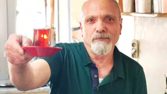 Çemişgezekli çaycı Alaattin Boztaş demlikte şiir demliyor