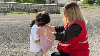 Doğubayazıt’ta miniklerin kışlık giysi ihtiyacı Kızılay ile giderildi