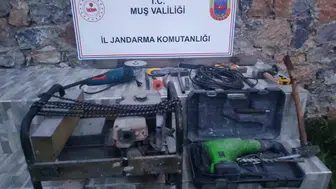 Muş’ta jandarma kaçak kazı yapan ekibi suçüstü yakaladı
