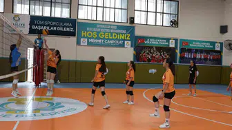 Şanlıurfalı öğrenciler voleybol turnuvasında kıran kırana yarıştı