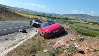 Elazığ yolunda kaza otomobil takla attı