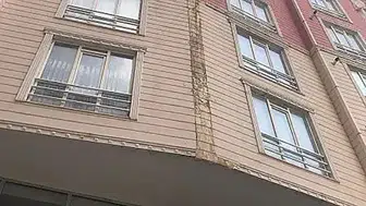 Siirt’te apartmandan kopan parçalar otomobili hurdaya çevirdi