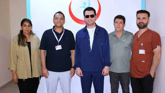 Sanatçı Murat Kurşun minik hastaları hastanede ziyaret etti