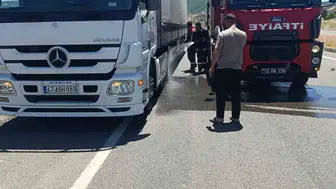 Bingöl yolunda seyir halindeki tır bir anda alev aldı