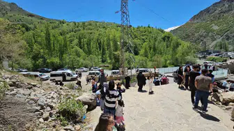 Van'da sıcaklardan kaçanlar Kanispi Şelalesi'ne koştu