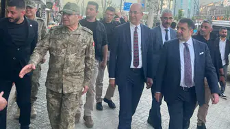 Orgeneral Metin Tokel Yüksekova sokaklarında vatandaşla buluştu