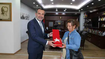 Otobüste bayrağı temizleyen Perihan Hanım’a belediyeden özel teşekkür