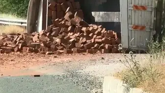 Elazığ yolunda kamyon kazası trafiği kilitledi
