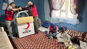 Van'da iki vatandaşa Kızılay'dan tekerlekli sandalye desteği