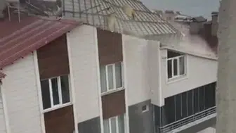 Ahlat'ta şiddetli fırtına binanın çatısını yerinden söktü
