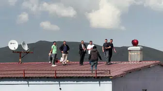 Yüksekova’da çatıya çıkan genç belediye başkanının iknasıyla kurtuldu