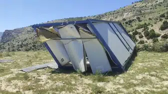 Tunceli'de fırtına dev konteyneri kağıt gibi savurdu