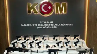 Diyarbakır polisinden operasyon Otomobilin gizli bölmesinden cephanelik çıktı