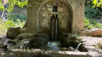 Ergani'deki asırlık çeşme kaderine terk edildi