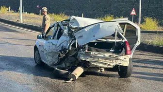 Ağrı'da freni boşalan kamyonet kırmızı ışıkta bekleyen araca çarptı