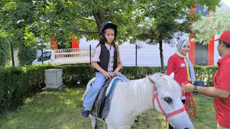 Diyarbakırlı bursiyer öğrenciler atlarla buluştu