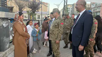 Kara Kuvvetleri Komutanı Tokel Yüksekova sokaklarında