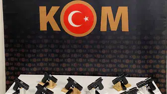 Mardin'de polis bir eve baskın düzenleyerek 13 tabanca yakaladı