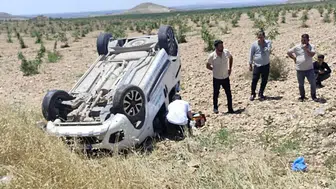 Birecik’te sağlık aracı şarampole uçtu
