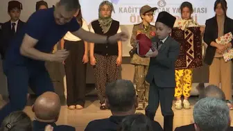 Minik Tuna sahnede zorlanınca imdadına babası yetişti