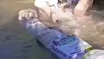 Yüksekovalı çiftçiler tarlalarını sulamak için dere yatağına set kuruyor