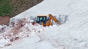 Tunceli dağlarında haziran ayında kar mesaisi