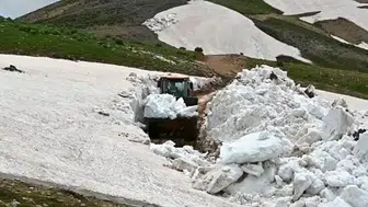 Bitlis yaylalarında temmuz sıcağına rağmen kar temizliği sürüyor