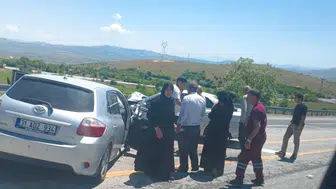 Elazığ-Keban yolunda iki otomobil çarpıştı 4 yaralı