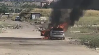Diyarbakırda seyir halindeki araç küle döndü
