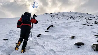 Ağrı Dağı zirvesinde kayıp dağcı için anlamlı tırmanış