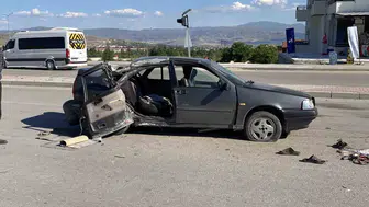 Elazığ’da kontrolden çıkan otomobil direğe çarptı 3 yaralı