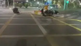 Batman'da motosikletlerin kavşak çarpışması kameraya yansıdı