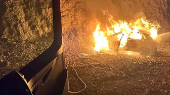 Siirt yolunda seyir halindeki otomobil bir anda yanmaya başladı