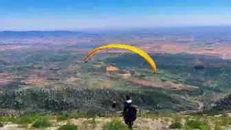 Cudi Dağı zirvesinden gökyüzüne atlayış yaptılar