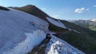 Hakkari’de metrelerce karın altındaki yayla yolları temizleniyor