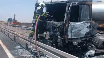 Mardin yolunda seyir halindeki tır alevlere teslim oldu