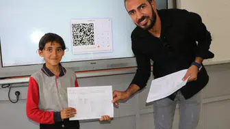 Üç yıl tek başına okudu şimdi otuz iki arkadaşıyla karne aldı